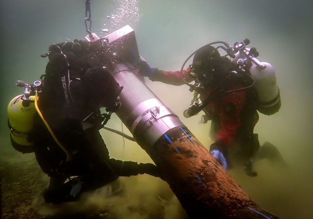 Démontage d'une crépine colonisée par a moule quagga par un plongeur