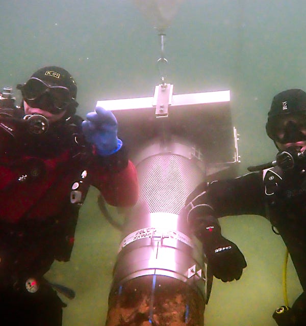 Montage d'un pilote sur une crépine dans un lac à 10 m de profondeur