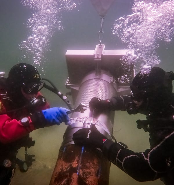 Montage d'un pilote sur une crépine dans un lac à 10 m de profondeur